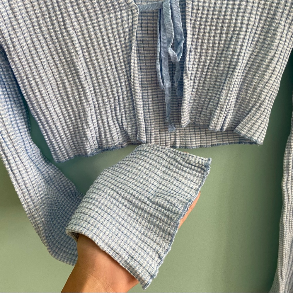 Blue and White Wide Sleeves Tie Top - Picture 3 of 4